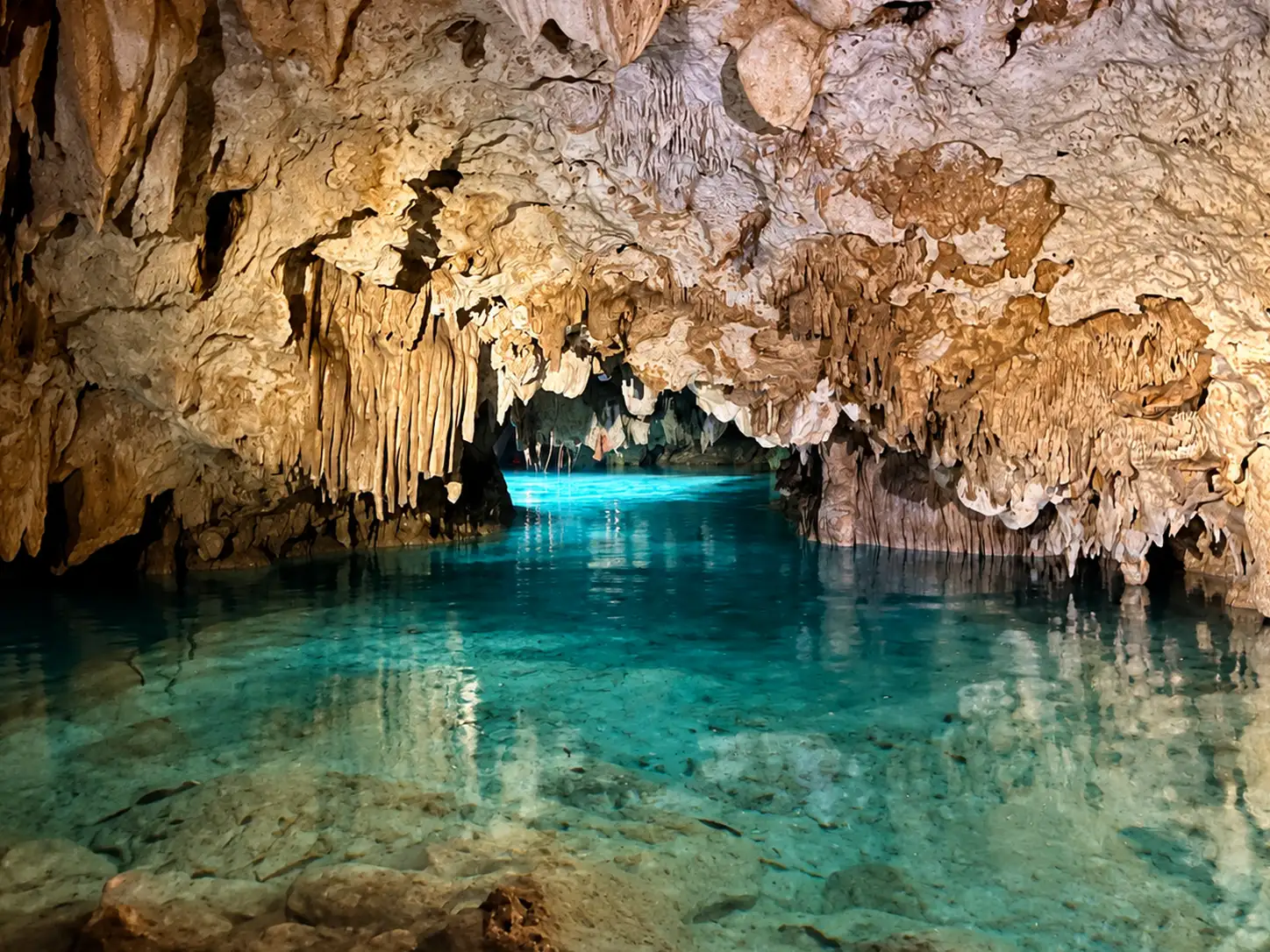 Cenote y cueva en un tour privado maya
